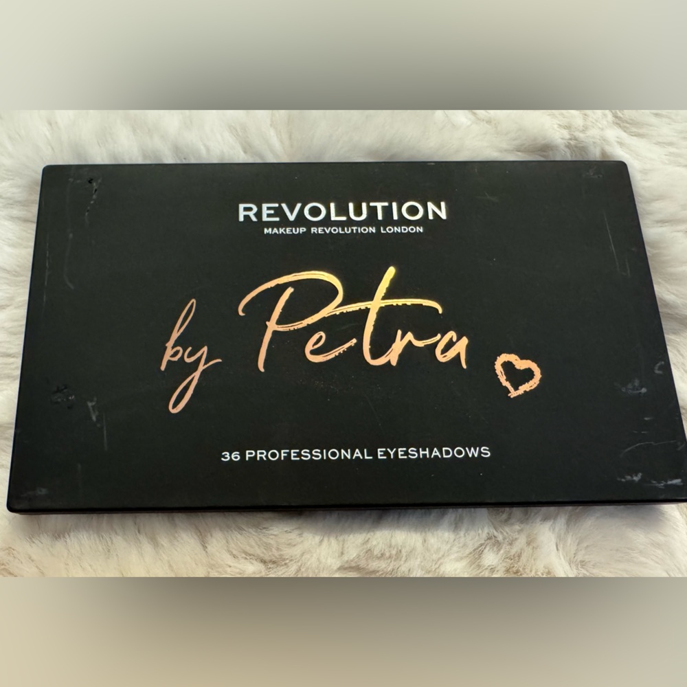 Makeup Revolution by Petra Eyeshadow Palette - Black and Gold